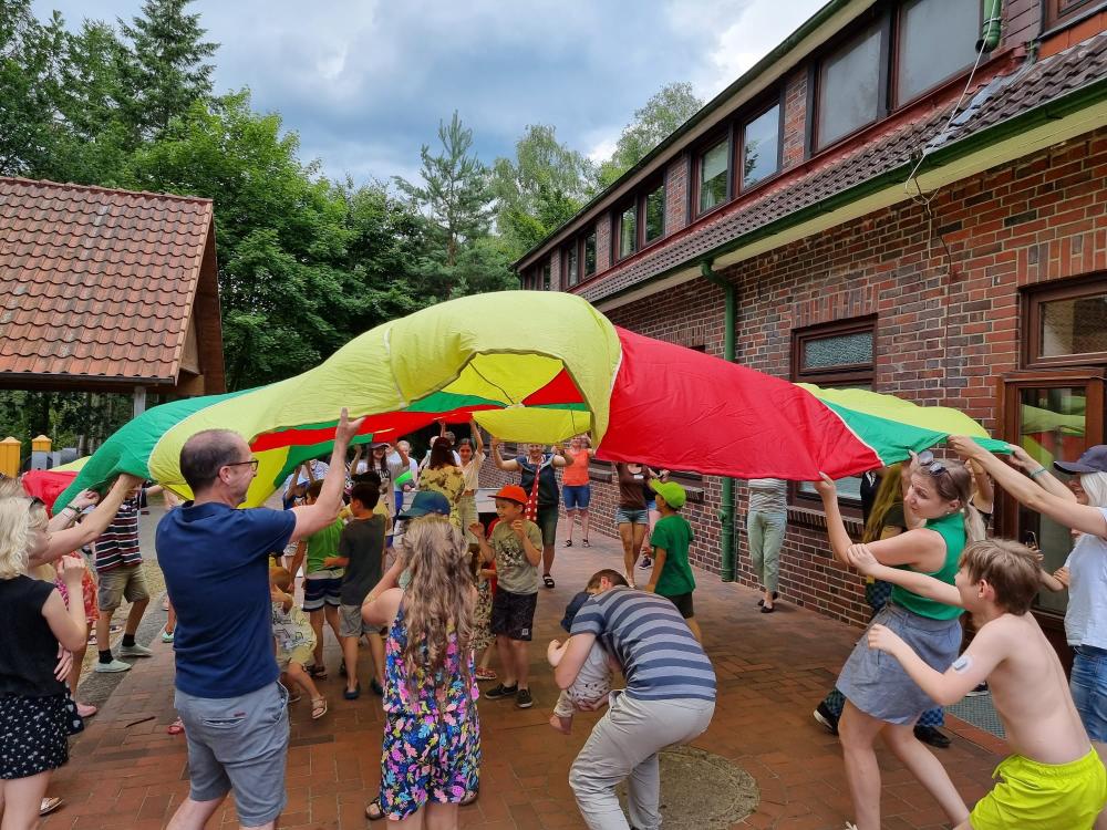 Kinder spielen und singen